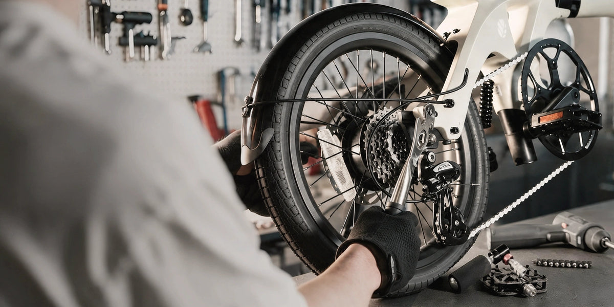 整備担当者が電動アシスト自転車を点検する様子