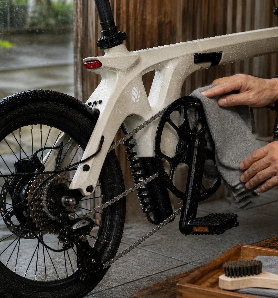 電動アシスト自転車の駆動部を丁寧に確認する手元