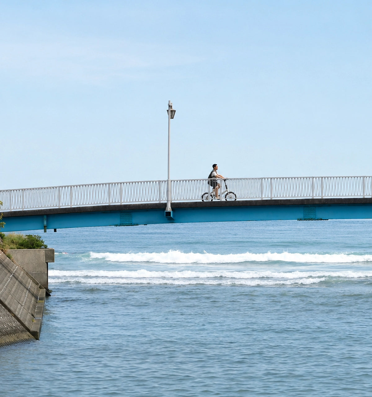 坂の先に、海まで続く景色があった