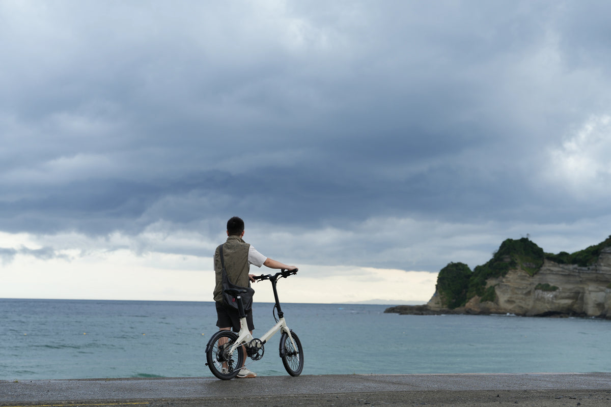 自転車で立ち寄った店の前で地図を見る二人