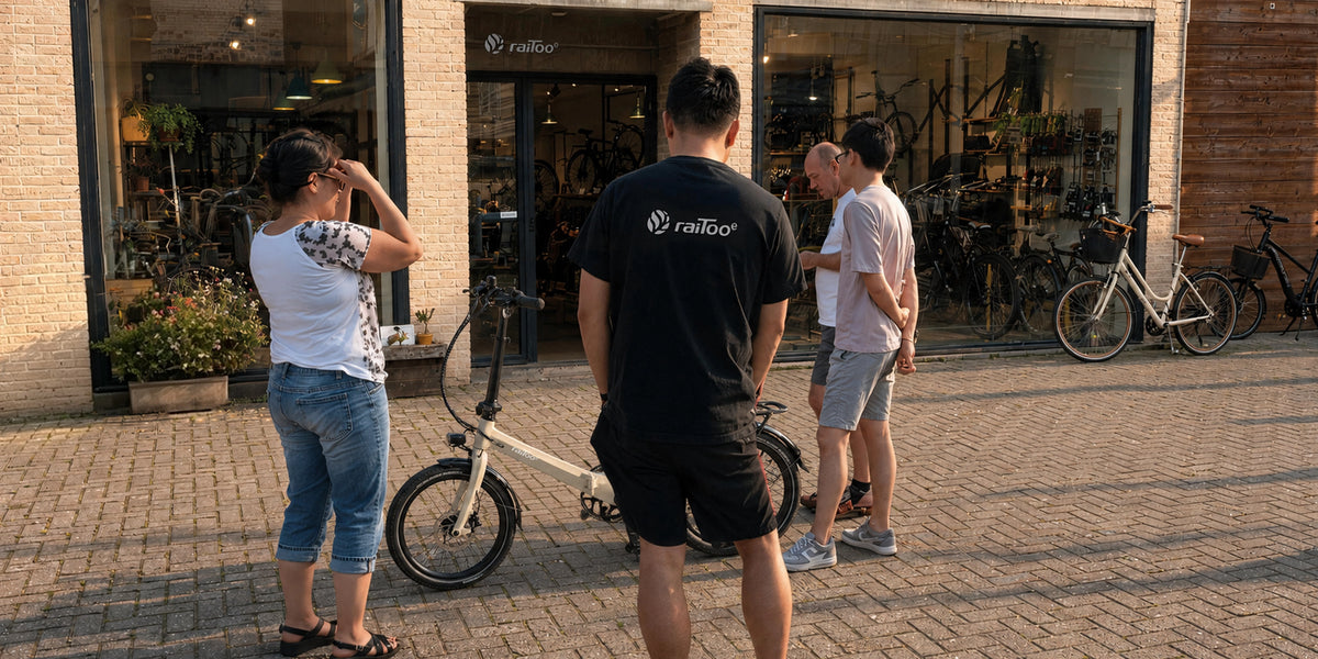 raitooeを囲み製品改善について話すチーム