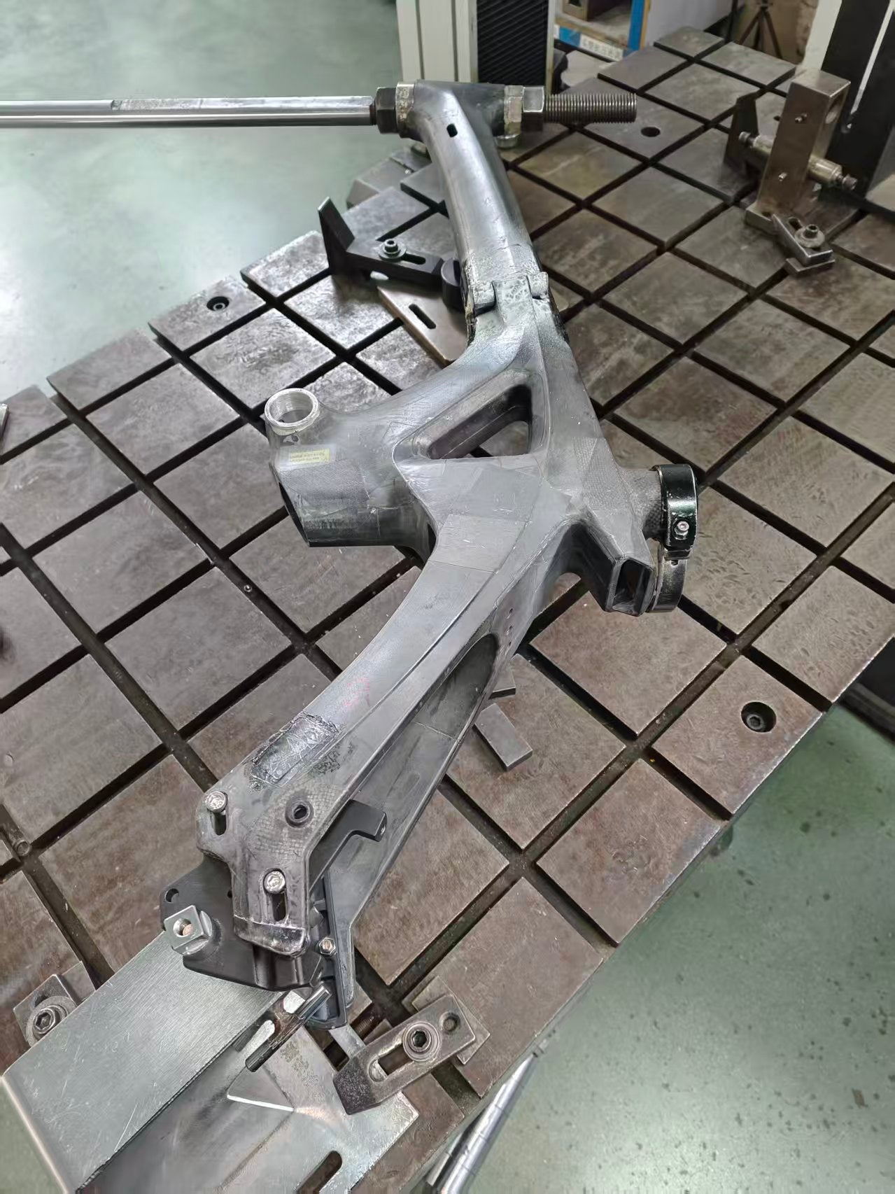 頭管剛性試験の治具に固定されたAMS04フレーム